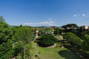 una vista aérea de un parque con árboles en San Salvi Cozy Apartment, en Florencia