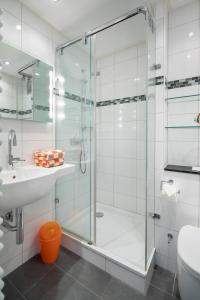 a bathroom with a glass shower and a sink at Sommertraum im 3 Jahreszeiten in Norderney