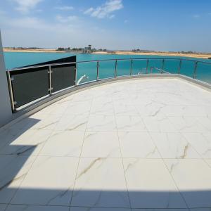 a balcony with a view of the water at درة العروس فيلا نجمة البحر in Durat Alarous