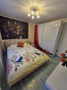 a bedroom with a bed and a painting on the wall at Apartament Superb in Onești