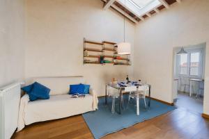 una sala de estar con un sofá y una mesa en San Salvi Cozy Apartment, en Florencia 20 fotos más
