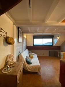 une chambre avec un lit, une table et une fenêtre dans l'établissement Le Domaine du Lary, à Cadeilhan-Trachère