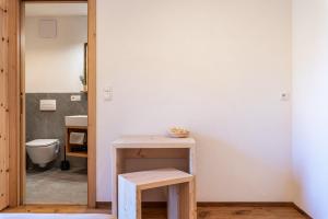 コッラルボにあるAschnerhof Holzherzのバスルーム(テーブル、トイレ付)