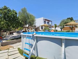 een blauwe ladder naast een zwembad bij V3 Atlantida Farm in Quelfes