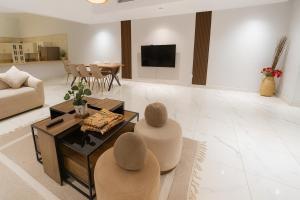 a living room with a couch and a table at درة العروس فيلا نجمة البحر in Durat Alarous