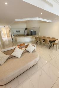 a living room with a couch and a table and chairs at درة العروس فيلا نجمة البحر in Durat Alarous
