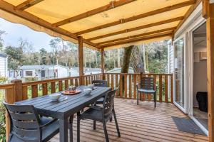 ロンジュヴィル・シュル・メールにあるMobil Home 151の木製デッキ(テーブル、椅子付)