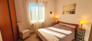 une chambre avec un lit et une fenêtre dans l'établissement Villa A Sulana, à Canale-di-Verde