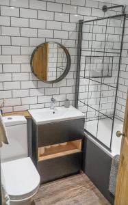 Koupelna v ubytování Mor Ki -A perfectly situated modern flat in Looe