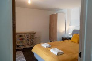 Postel nebo postele na pokoji v ubytování Mor Ki -A perfectly situated modern flat in Looe