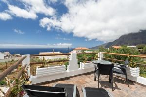 a balcony with a table and chairs and the ocean at Pozo del deseo in Frontera