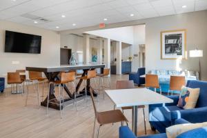 una sala de espera con una mesa y sillas en The Inn at Leonardtown, an Ascend Collection Hotel, en Leonardtown