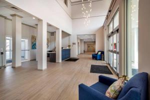 sala de estar con sofás azules y cocina en The Inn at Leonardtown, an Ascend Collection Hotel, en Leonardtown