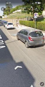 eine Reihe von Autos auf einem Parkplatz in der Unterkunft Matera Castle Suite in Matera