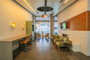 凤凰城Alluring 2BD - DT - Gym, Pool, Parking - Sleeps 8的一间设有一排桌椅的等候室