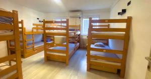 Palanda nebo palandy na pokoji v ubytování Lierra Downtown Hostel + 4 fotografie