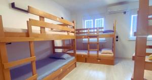 Postel nebo postele na pokoji v ubytování Lierra Downtown Hostel