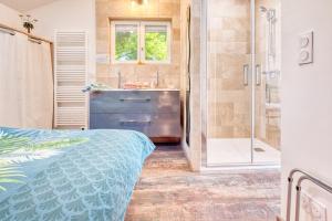 a bathroom with a shower and a sink at Gite L'oiseau Du Paradis in Ribérac