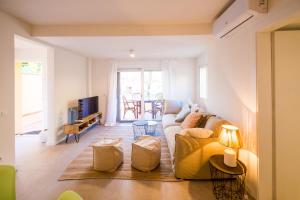un salon avec un canapé et une télévision dans l'établissement La Calma, à Platja d'Aro