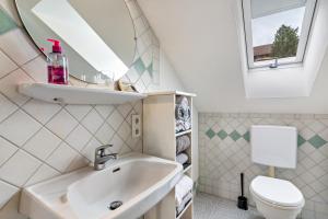 un baño con lavabo e inodoro en Haus Rebberg, en Wolfach 36 fotos más