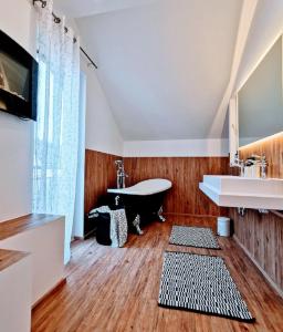 un baño con bañera y lavabo en Marie Antoinette, en Schwandorf