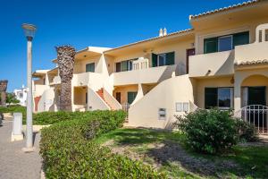 a row of houses with a street light at Casa Verão Azul - Porches in Porches