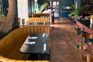 アーノルズ・パークにあるThe Inn Hotel Lake Okoboji, an Ascend Collection Hotelの部屋の中のテーブル付きレストラン