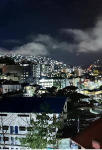 Γενική άποψη της πόλης Baguio ή θέα της πόλης από  αυτός ο ξενώνας