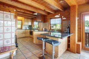 eine Küche mit Holzwänden und einer Theke in einer Hütte in der Unterkunft Ferienhaus Sankt Peter in Wittenschwand