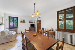 een woonkamer met een tafel en een bank bij Villetta Arcadia Corallo in Vobarno