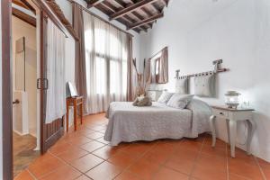 a bedroom with a bed and a tiled floor at Casa Rural La Molina in Máguez