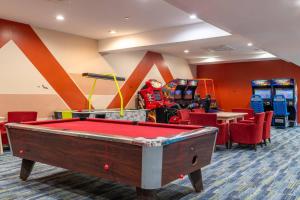 Habitación con mesa de billar y juegos de arcade. en The Chandler Inn Bethlehem - Littleton, an Ascend Collection Hotel, en Bethlehem