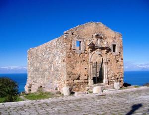 an old stone building with the ocean in the background at Casa D'alunzio-appartamento Rebiba in San Marco dʼAlunzio
