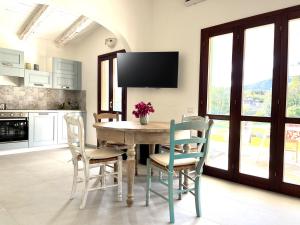 Kuchyň nebo kuchyňský kout v ubytování Villa Alzoni + 36 fotografií