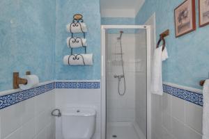 La salle de bains est pourvue de toilettes, d'une douche et de serviettes. dans l'établissement Casa de Bárbara, à Alcalá de los Gazules 13 autres photos
