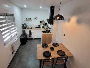 Η κουζίνα ή μικρή κουζίνα στο Le Compostelle +5 φωτογραφίες