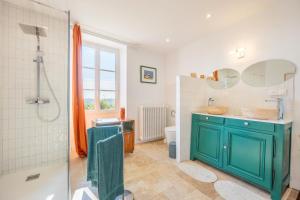 Koupelna v ubytování Gite Du Val D'egray + 30 fotografií