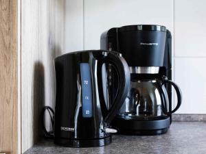 een koffiezetapparaat en koffiepot op een aanrecht bij Kornkammer in Schmallenberg