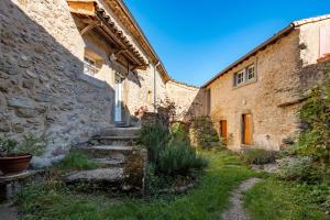 Un callejón en un antiguo edificio de piedra con escaleras. en Gîte Mouton, en La Chaudière