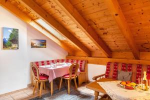a dining room with a table and chairs at Ferienwohnung Kramer in Grainau