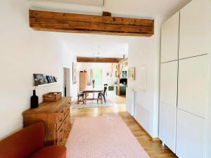 een woonkamer met witte muren en houten vloeren bij Traum-ferienwohnung in Siegsdorf