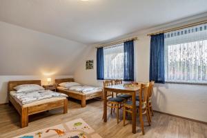 ein Zimmer mit zwei Betten und einem Tisch und Stühlen in der Unterkunft Die Spreewaldbetten - Bauernhof in Schmogrow