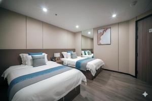 a hotel room with two beds in it at Ha Fa Villa in Hong Kong