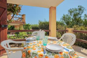 ゴルフォ・アランチにあるAppartamento Annaのテーブル(皿、ナプキン付)が備わるパティオ