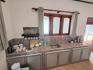 Η κουζίνα ή μικρή κουζίνα στο Villa Sisil Paya +27 φωτογραφίες