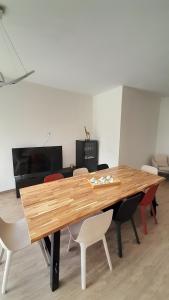 - une table et des chaises en bois dans l'établissement Casa Vacanza Aurora, à Costa Volpino