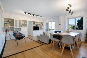 jadalnia i salon ze stołem i krzesłami w obiekcie Apartamento Armonia w mieście Torremolinos