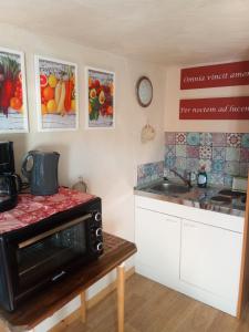 a kitchen with a stove and a counter top at Kleines Burgstübchen in Hundheim