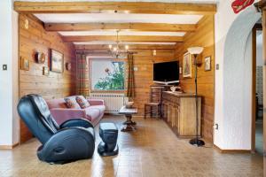 a living room with a couch and a television at Casa Belfort per 9 persone in Spormaggiore