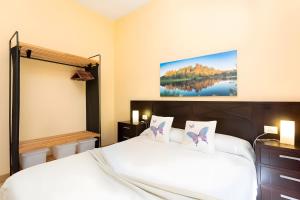 Casa Los Duraznos في Lodero: غرفة نوم بها سريرين ولوحة على الحائط